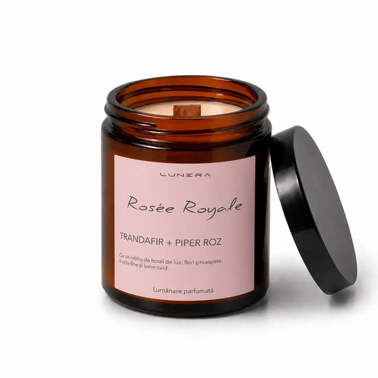 Lumânare Lunera din ceară de soia, Rosée Royale, cu fitil din lemn și aromă de trandafir și piper roz, 150 g