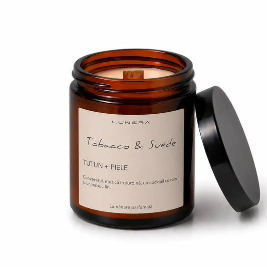 Lumânare Lunera din ceară de soia, Tobacco & Suede, cu fitil din lemn și aromă de tutun și piele, 150 g