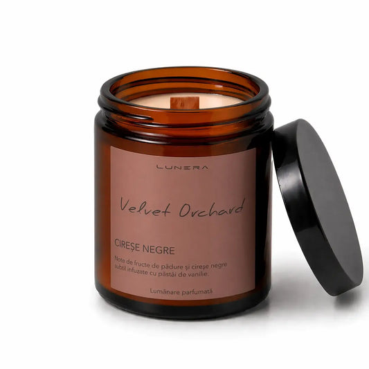 Lumânare Lunera din ceară de soia, Velvet Orchard, cu fitil din lemn și aromă de cireșe negre, 150 g