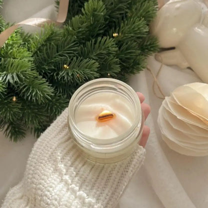 Lumânare Winter Berries aprinsă în decor de iarnă