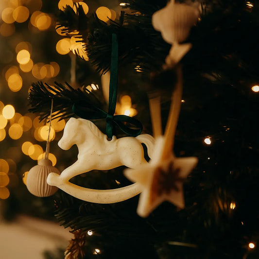 Odorizant căluț balansoar folosit ca ornament de brad de Crăciun