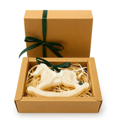 Odorizant pentru dulap din ceară de soia în formă de căluț balansoar, ~20 g, în cutie cadou kraft cu fundă verde – Lunera