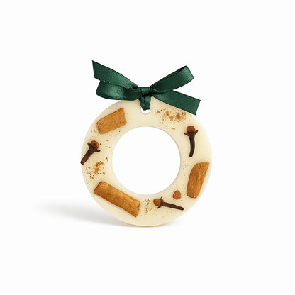 Odorizant pentru dulap din ceară de soia în formă de coroniță, decorat cu scorțișoară și cuișoare, cu fundă verde – Lunera