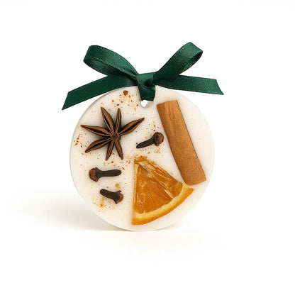 Odorizant pentru dulap din ceară de soia în formă de glob, decorat cu portocală, anason stelat, scorțișoară și cuișoare, cu fundă verde – Lunera