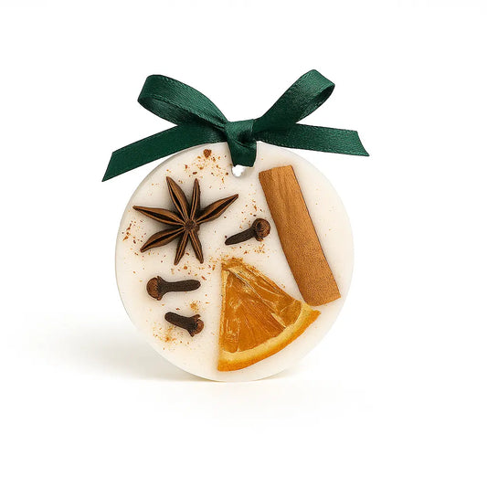 Odorizant pentru dulap din ceară de soia în formă de glob, decorat cu portocală, anason stelat, scorțișoară și cuișoare, cu fundă verde – Lunera