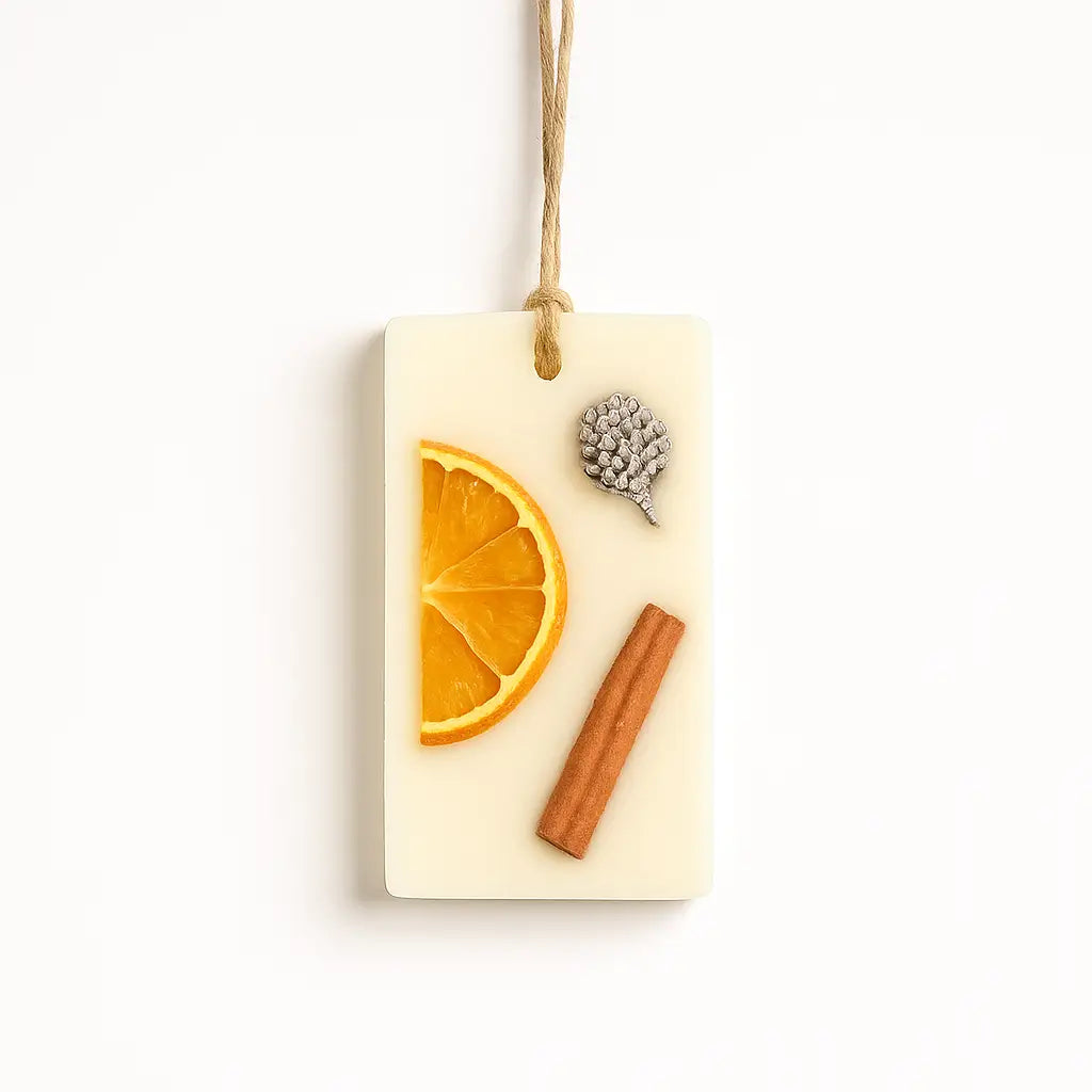 Odorizant pentru dulap din ceară de soia Cosy Christmas, formă dreptunghi, cu felie de portocală și batoane de scorțișoară – Lunera