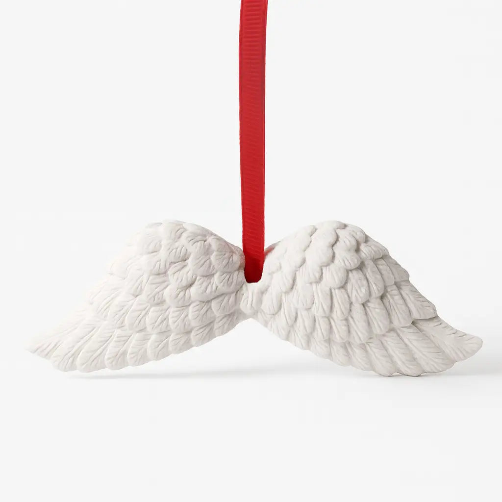 Ornament pentru brad din ceramică jesmonite, aripi de înger, alb mat, cu panglică roșie – Lunera