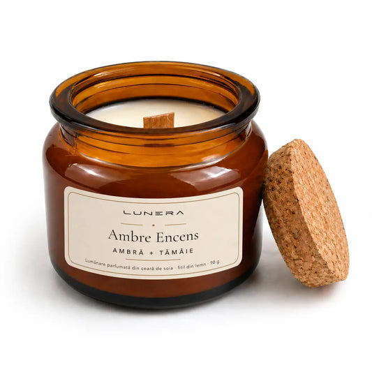 Lumânare Lunera Petite din ceară de soia, Ambre Encens, cu fitil din lemn și aromă de ambră și tămâie, 90 g