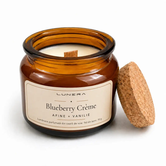 Lumânare Lunera Petite din ceară de soia, Blueberry Crème, cu fitil din lemn și aromă de afine și vanilie, 90 g, chihlimbar