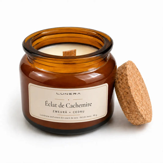 Lumânare Lunera Petite din ceară de soia, Éclat de Cachemire, cu fitil din lemn și aromă de zmeură și cedru, 90 g