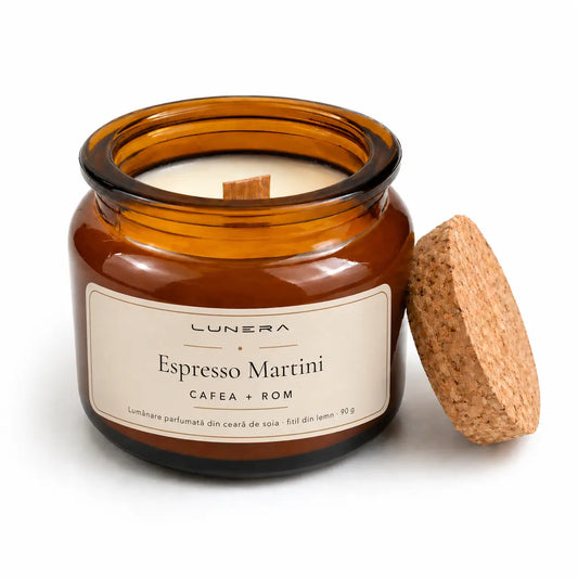 Lumânare Lunera Petite din ceară de soia, Espresso Martini, cu fitil din lemn și aromă de cafea și rom, 90 g