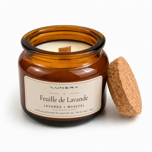 Lumânare Lunera Petite din ceară de soia, Feuille de Lavande, cu fitil din lemn și aromă de lavandă și mușețel, 90 g