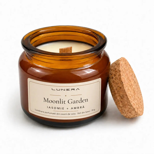 Lumânare Lunera Petite din ceară de soia, Moonlit Garden, cu fitil din lemn și aromă de iasomie și ambră, 90 g, chihlimbar