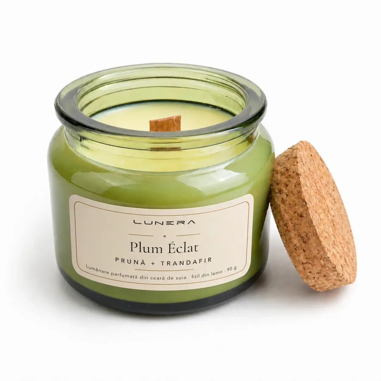 Lumânare Lunera Petite din ceară de soia, Plum Éclat, cu fitil din lemn și aromă de prună și trandafir, 90 g, verde