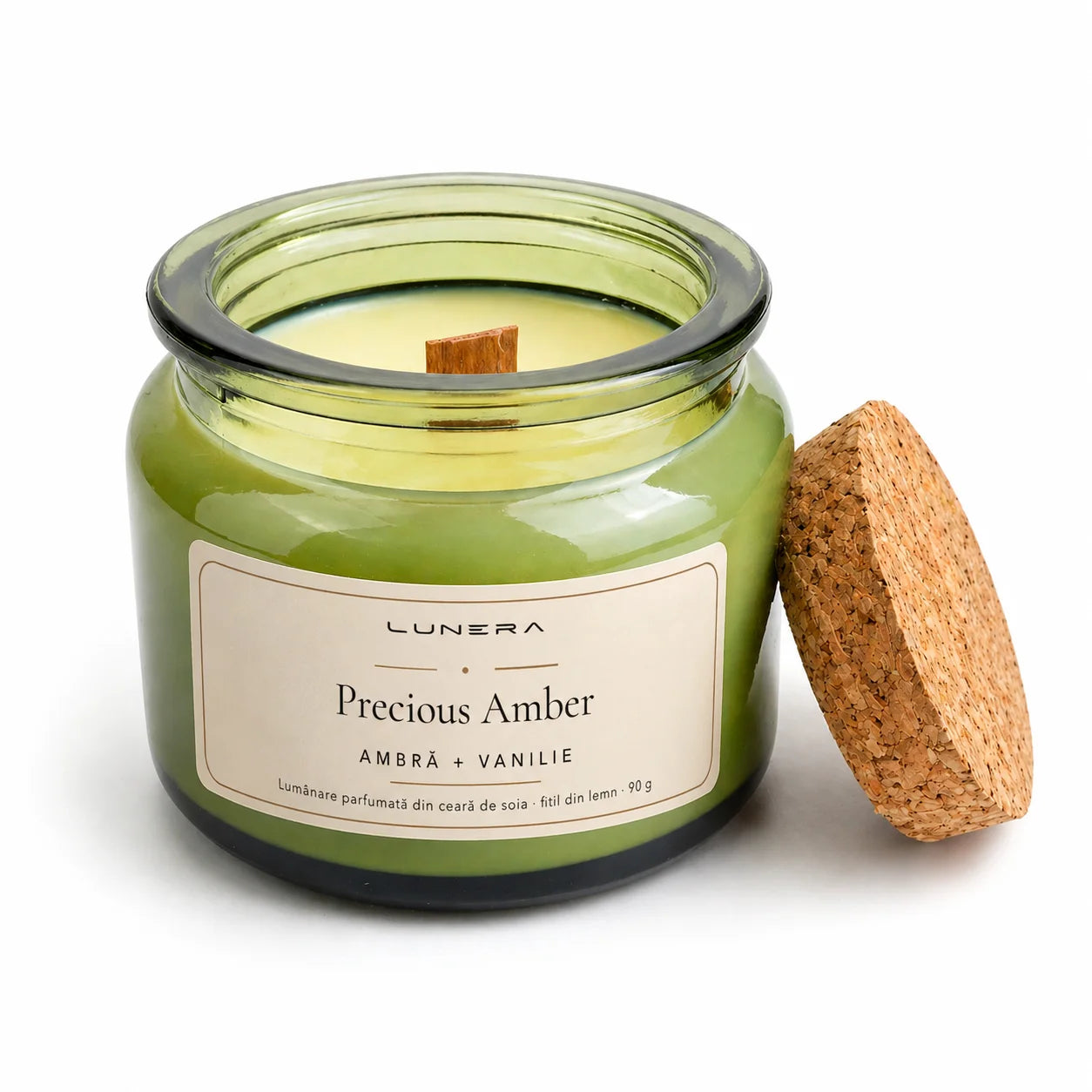 Lumânare Lunera Petite din ceară de soia, Precious Amber, cu fitil din lemn și aromă de ambră și vanilie, 90 g, verde