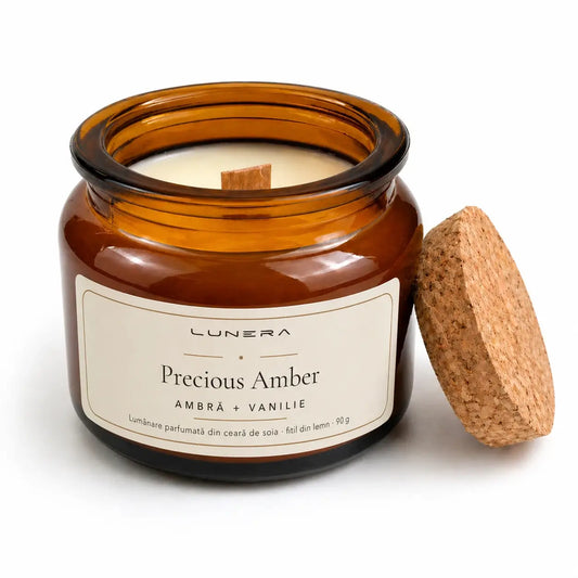 Lumânare Lunera Petite din ceară de soia, Precious Amber, cu fitil din lemn și aromă de ambră și vanilie, 90 g, chihlimbar