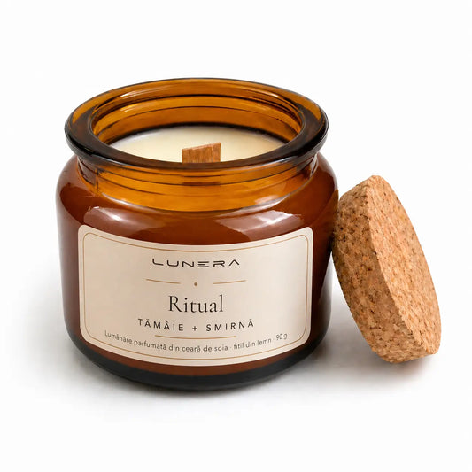 Lumânare Lunera Petite din ceară de soia, Ritual, cu fitil din lemn și aromă de tămâie și smirnă, 90 g
