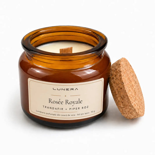 Lumânare Lunera Petite din ceară de soia, Rosée Royale, cu fitil din lemn și aromă de trandafir și piper roz, 90 g