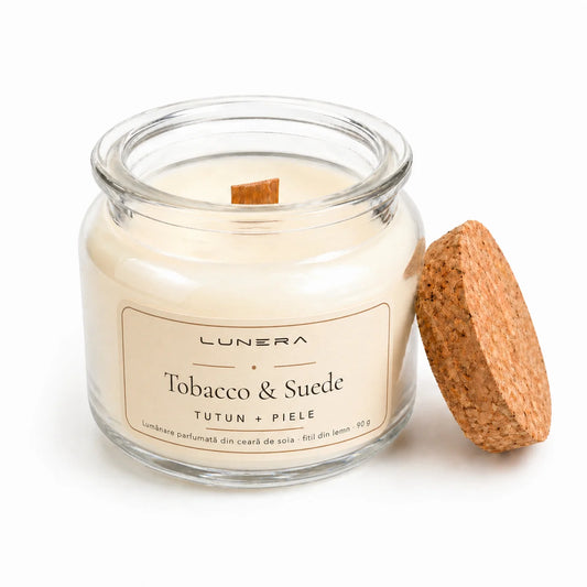 Lumânare Lunera Petite din ceară de soia, Tobacco & Suede, cu fitil din lemn și aromă de tutun și piele, 90 g, transparent