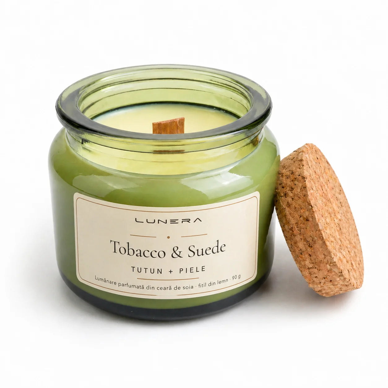 Lumânare Lunera Petite din ceară de soia, Tobacco & Suede, cu fitil din lemn și aromă de tutun și piele, 90 g, verde