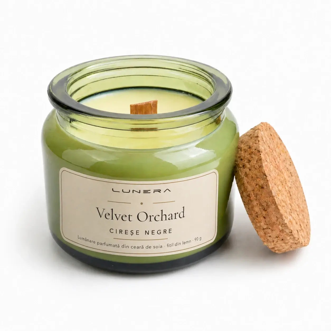 Lumânare Lunera Petite din ceară de soia, Velvet Orchard, cu fitil din lemn și aromă de cireșe negre și vanilie, 90 g, verde salvie