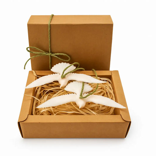 Set 2 ornamente pentru brad din rășină, porumbei albi, 9 cm, în cutie cadou kraft – Lunera