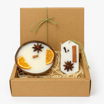 Set cadou Crăciun Lunera: lumânare din ceară de soia 135 g în bol de nucă de cocos cu fitil din lemn + odorizant pentru dulap 25 g, în cutie cadou kraft