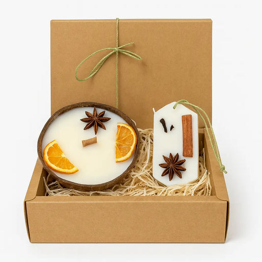 Set cadou Crăciun Lunera: lumânare din ceară de soia 135 g în bol de nucă de cocos cu fitil din lemn + odorizant pentru dulap 25 g, în cutie cadou kraft