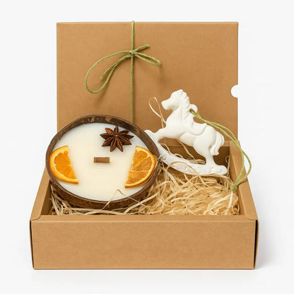 Set cadou Crăciun Lunera: lumânare din ceară de soia în bol de nucă de cocos, fitil din lemn, + decorațiune căluț balansoar din ceramică jesmonite, în cutie cadou