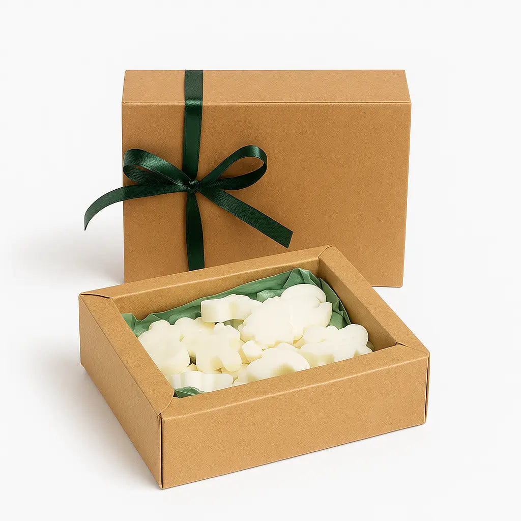 Set cadou wax melts din ceară de soia, forme festive de Crăciun, 50 g, în cutie kraft cu fundă verde – Lunera