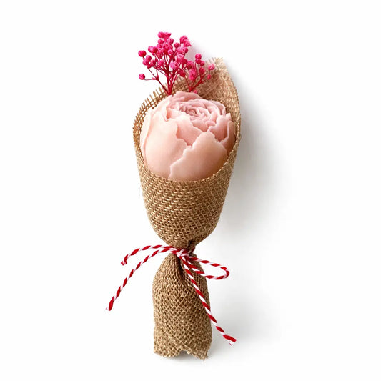 Mărțișor parfumat tip bujor din ceară de soia, în buchețel din plasă de iută cu șnur roșu-alb, roz