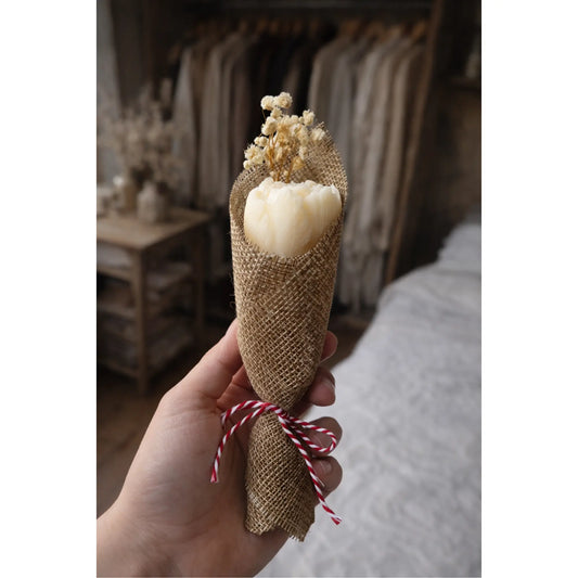 Mărțișor parfumat tip bujor din ceară de soia, în buchețel din plasă de iută cu șnur roșu-alb, tinut in mana
