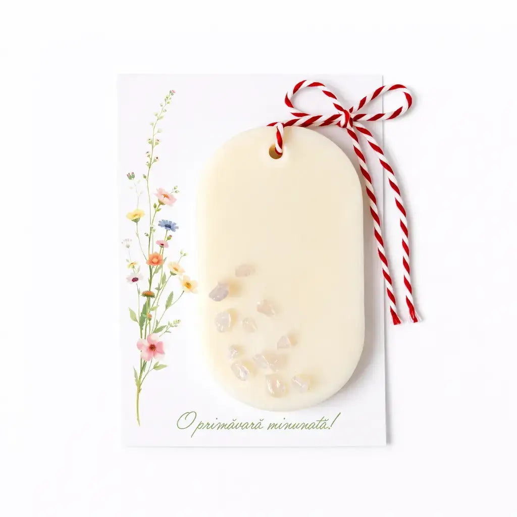 Mărțișor parfumat Cuart Roz – odorizant pentru dulap din ceară de soia, ~25 g, pe carton cu șnur – Lunera