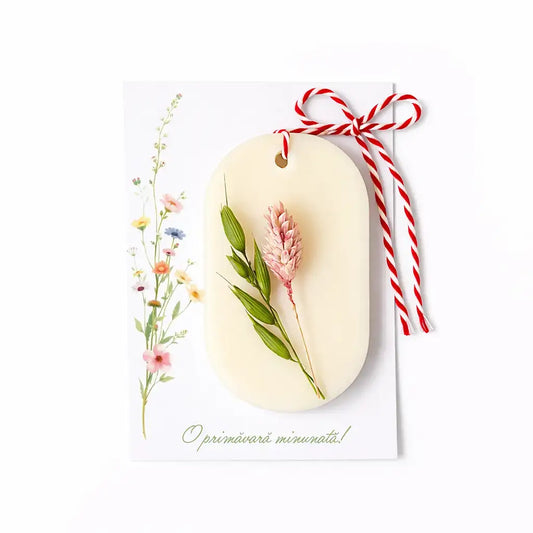 Mărțișor parfumat cu flori uscate – odorizant pentru dulap din ceară de soia, ~25 g, pe carton cu șnur – Lunera