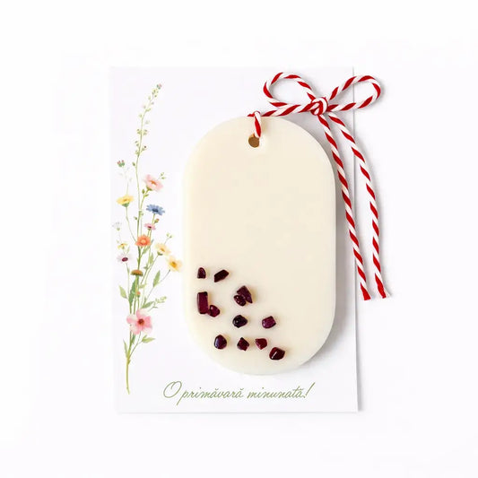 Mărțișor parfumat Granat – odorizant pentru dulap din ceară de soia, ~25 g, pe carton cu șnur – Lunera