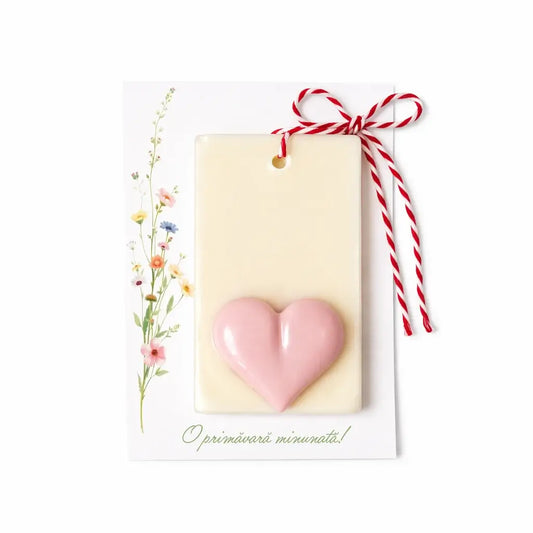 Mărțișor parfumat Inimă – odorizant pentru dulap din ceară de soia, ~25 g, decor inimă din ceară, pe carton cu șnur – Lunera