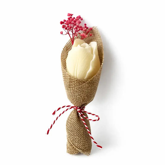 Mărțișor parfumat tip lalea din ceară de soia, în buchețel din plasă de iută cu șnur roșu-alb, pe fundal alb