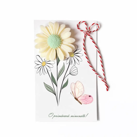 Mărțișor parfumat Margaretă din ceară de soia, 6 cm, pe cartolină cu fir de mărțișor – Lunera