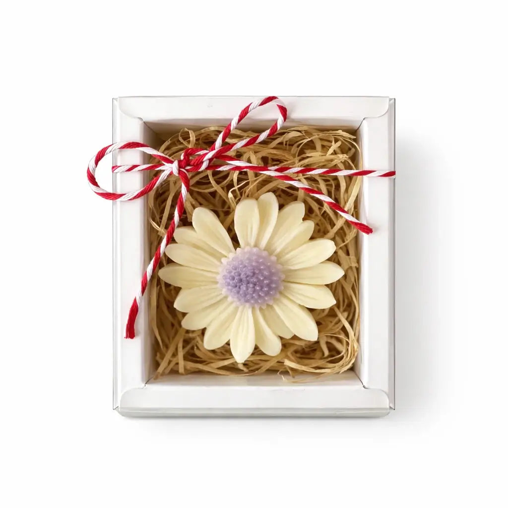 Mărțișor parfumat Margaretă din ceară de soia, Ø6 cm ~16 g, în cutie cadou cu capac transparent – Lunera