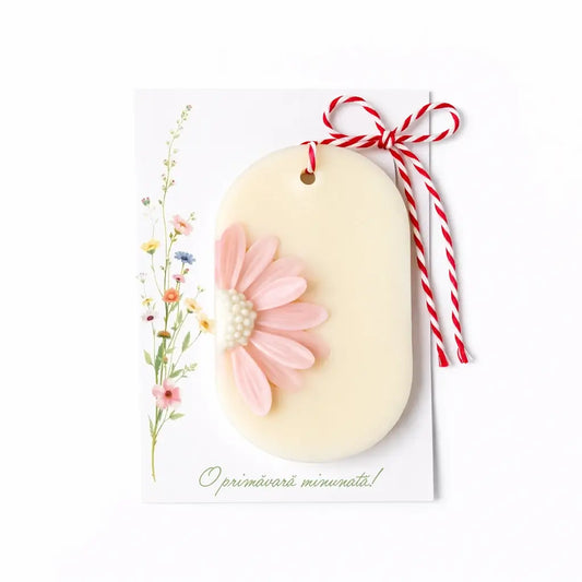 Mărțișor parfumat Margaretă – odorizant pentru dulap din ceară de soia, ~25 g, decor margaretă din ceară, pe carton cu șnur – Lunera