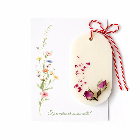 Mărțișor parfumat cu trandafiri uscați – odorizant pentru dulap din ceară de soia, ~25 g, pe carton cu șnur – Lunera