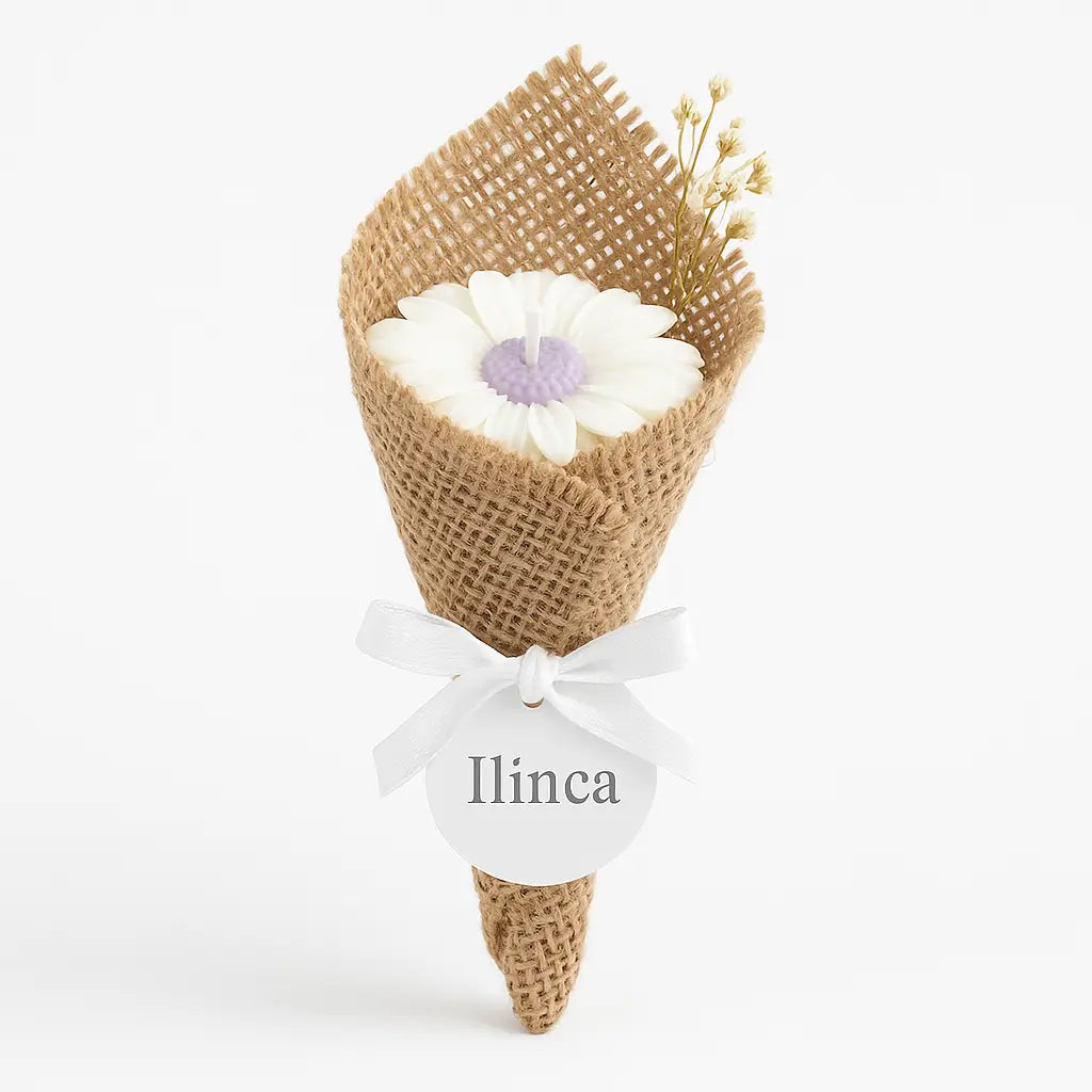 Mărturie margaretă din ceară de soia 15 g în buchet de iută, panglică albă și etichetă personalizată