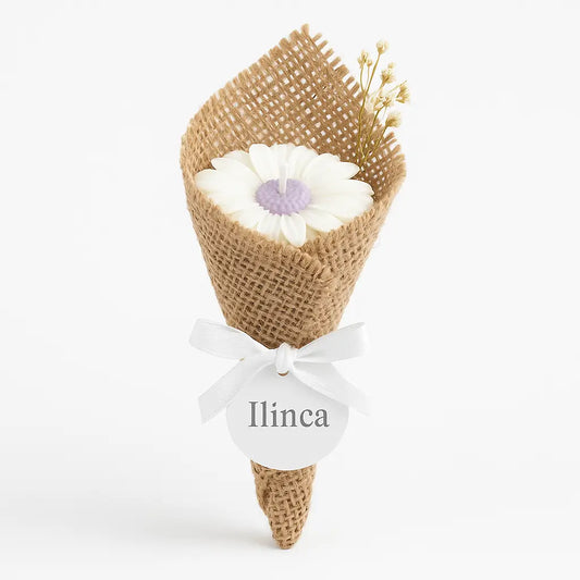 Mărturie margaretă din ceară de soia 15 g în buchet de iută, panglică albă și etichetă personalizată