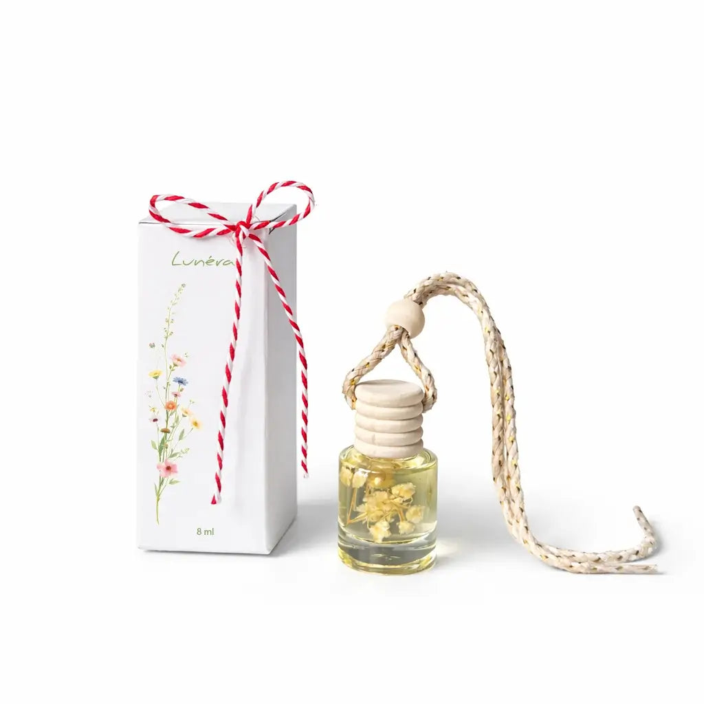 Odorizant auto Lunera 8 ml cu dop din lemn, ediție de primăvară cu șnur de mărțișor și flori uscate, cutie cadou