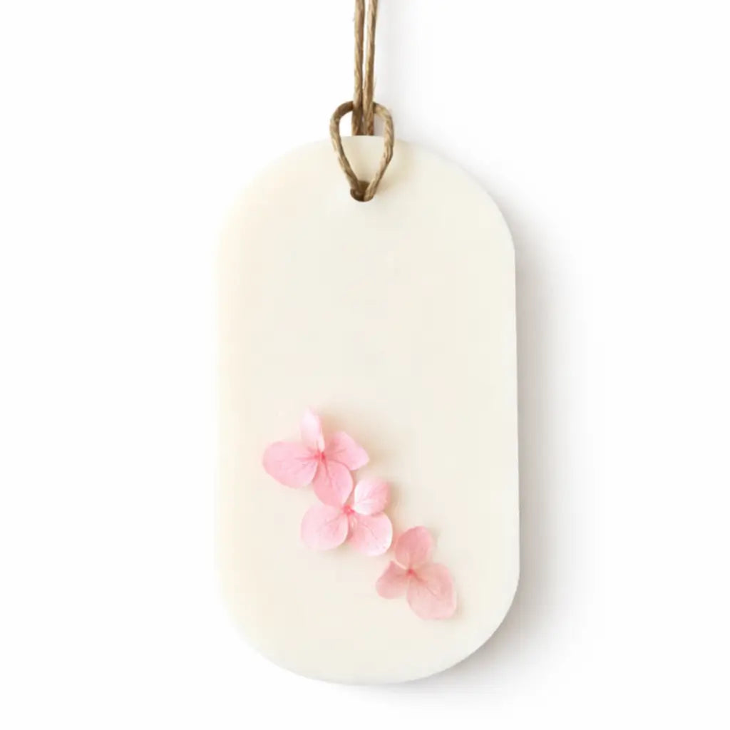 Odorizant pentru dulap din ceară de soia Bujor & Oud cu șnur de agățare și flori roz decorative