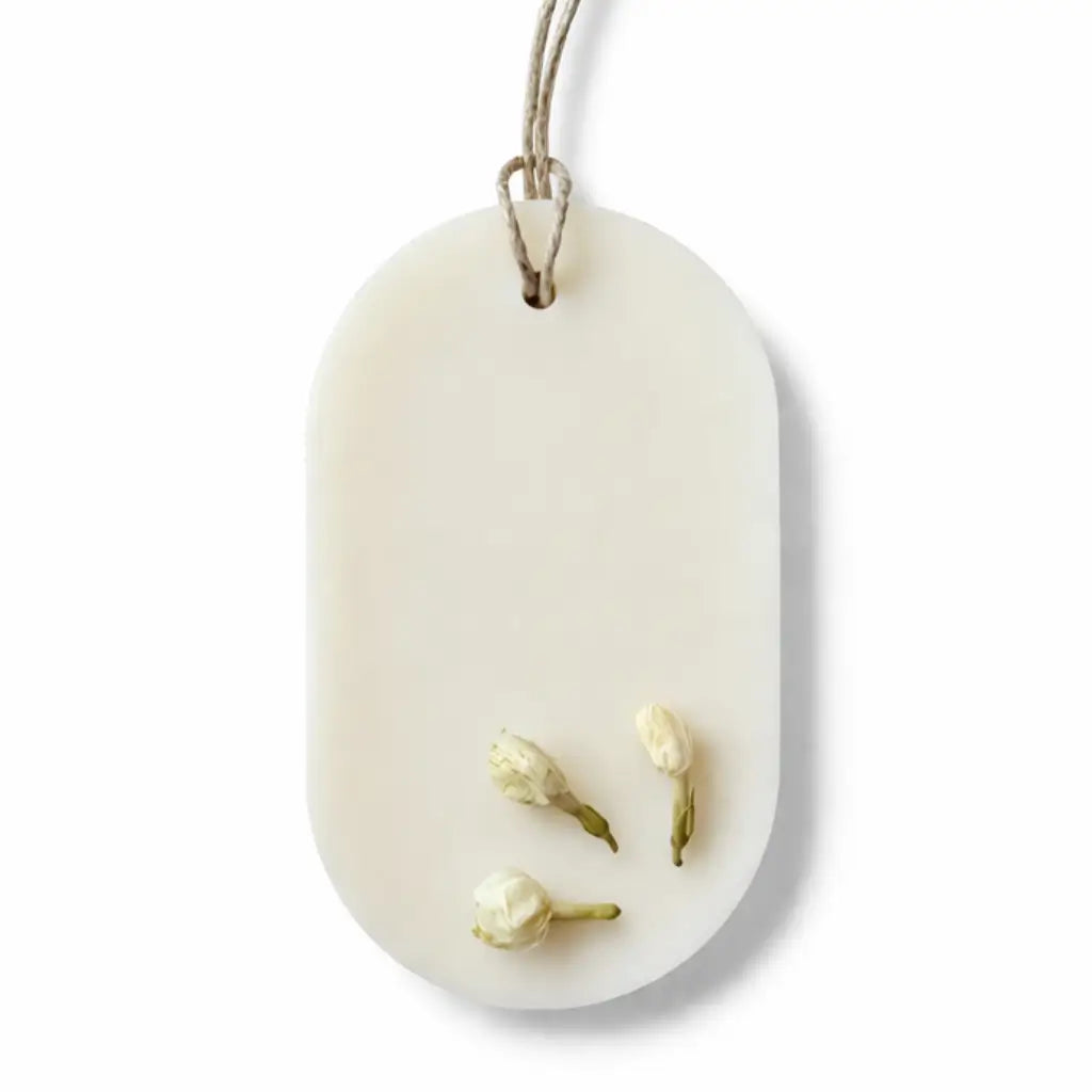 Odorizant pentru dulap din ceară de soia Iasomie & Vanilie 25 g cu șnur de agățare și flori albe decorative