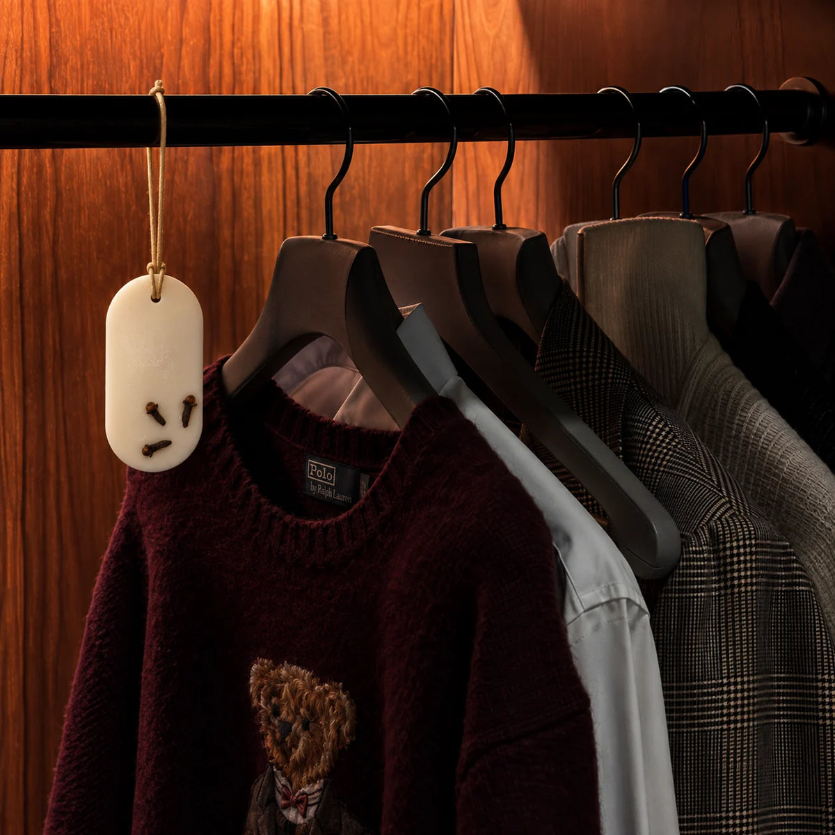Odorizant Cashmere Woods cu decor din cuișoare