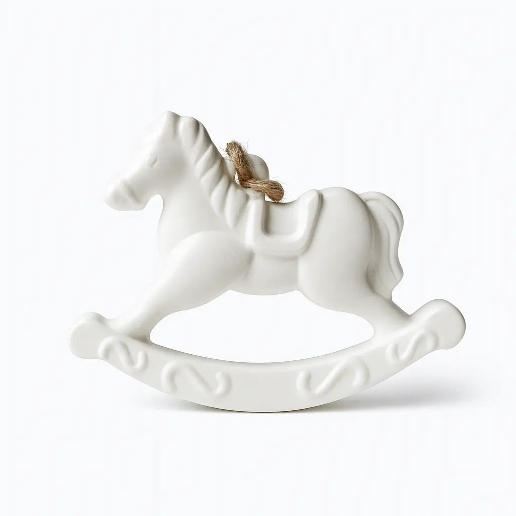 Ornament brad Crăciun căluț balansoar din ceramică jesmonite, alb neglazurat, cu sfoară din iută – Lunera