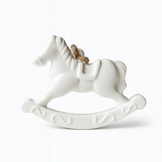 Ornament brad Crăciun căluț balansoar din ceramică jesmonite, alb neglazurat, cu sfoară din iută – Lunera