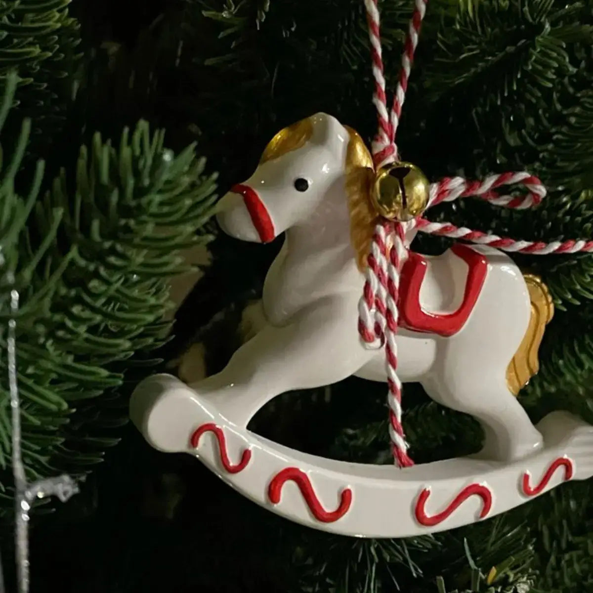 Decorațiune de Crăciun din ceramică jesmonite – căluț balansoar, alb, personalizabil DIY